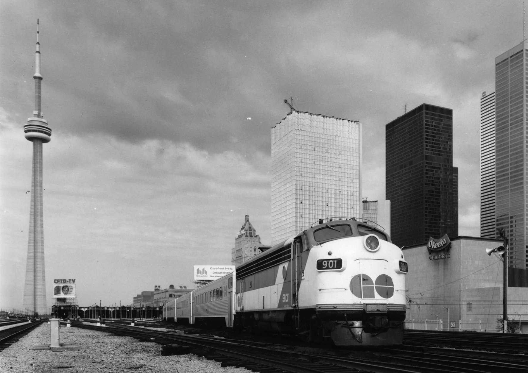 Train de GO avec la Tour CN en arrière-plan dans les années 1970